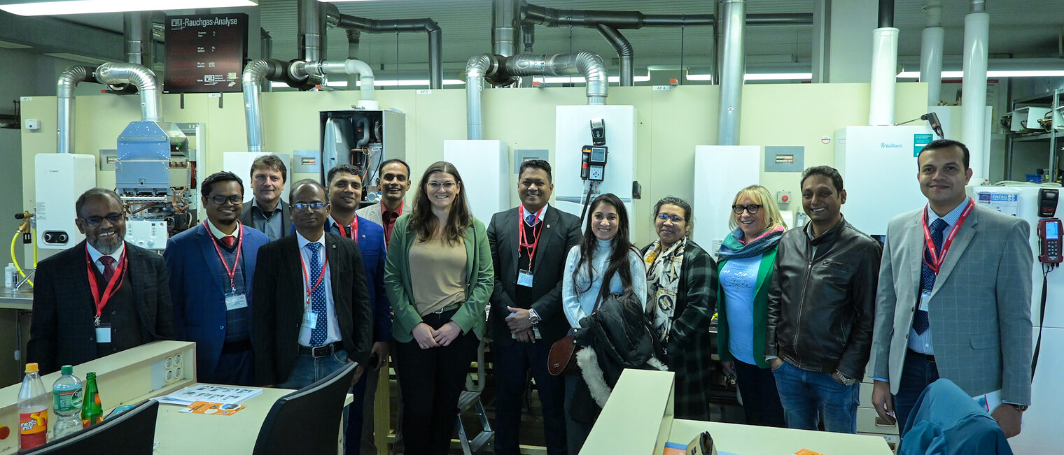 Besuch aus Bangladesch: Rundgang durch die Werkstatt der Anlagenmechanik im Berufsbildungszentrum der Handwerkskammer Magdeburg. Besuch aus Bangladesch: Rundgang durch die Werkstatt der Anlagenmechanik im Berufsbildungszentrum der Handwerkskammer Magdeburg.