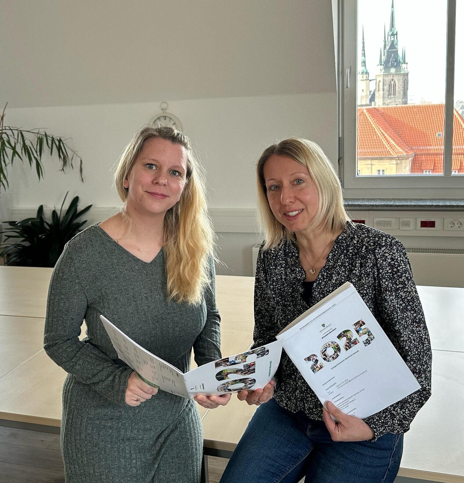 Antje Sachse und Katharina Zinke-Beinert vom Integrationsamt zeigen den neuen Fortbildungskatalog.
