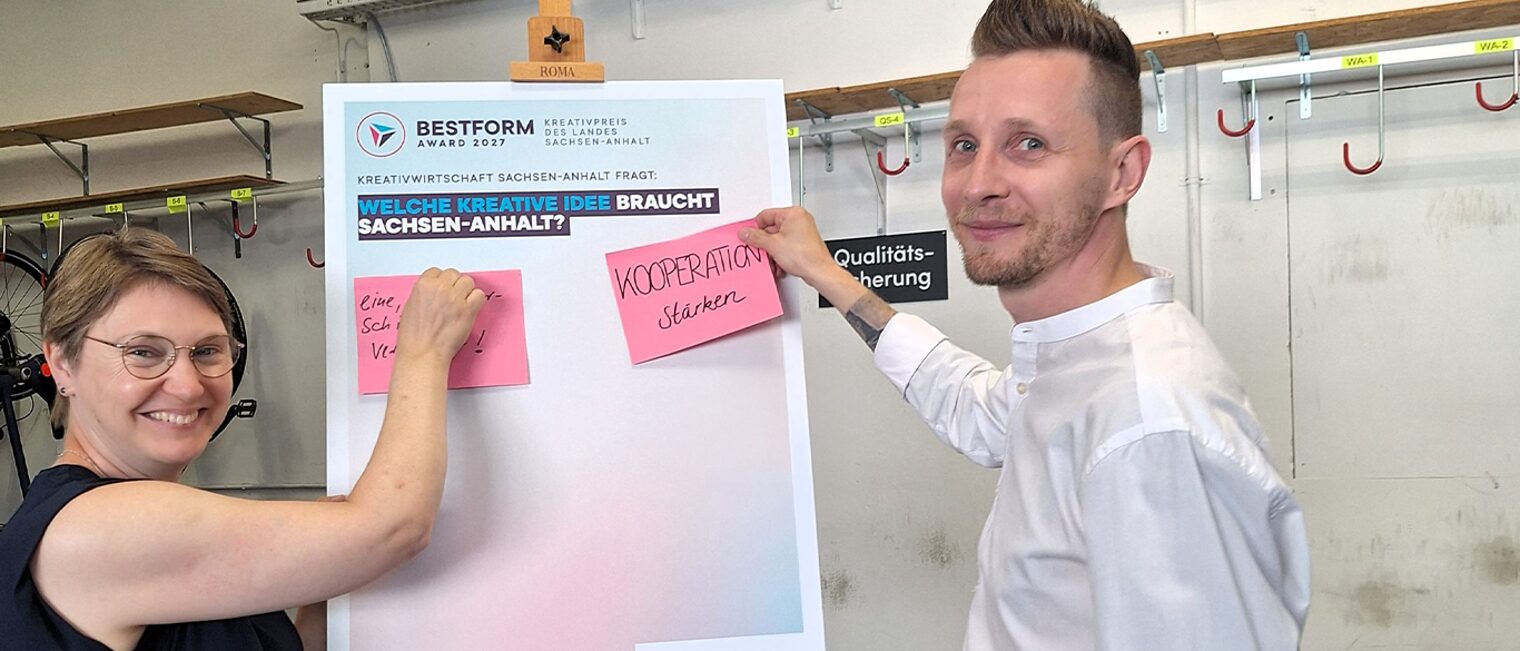Staatssekretärin Stefanie Pötzsch und Sebastian Meinecke brainstormen in einer Werkstatt über die Frage "Welche kreative Idee braucht Sachsen-Anhalt?".