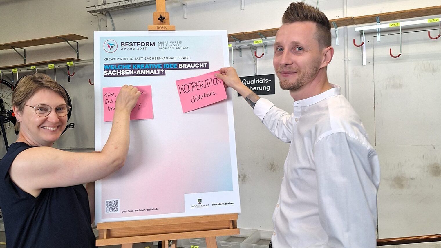 Staatssekretärin Stefanie Pötzsch und Sebastian Meinecke brainstormen in einer Werkstatt über die Frage "Welche kreative Idee braucht Sachsen-Anhalt?".