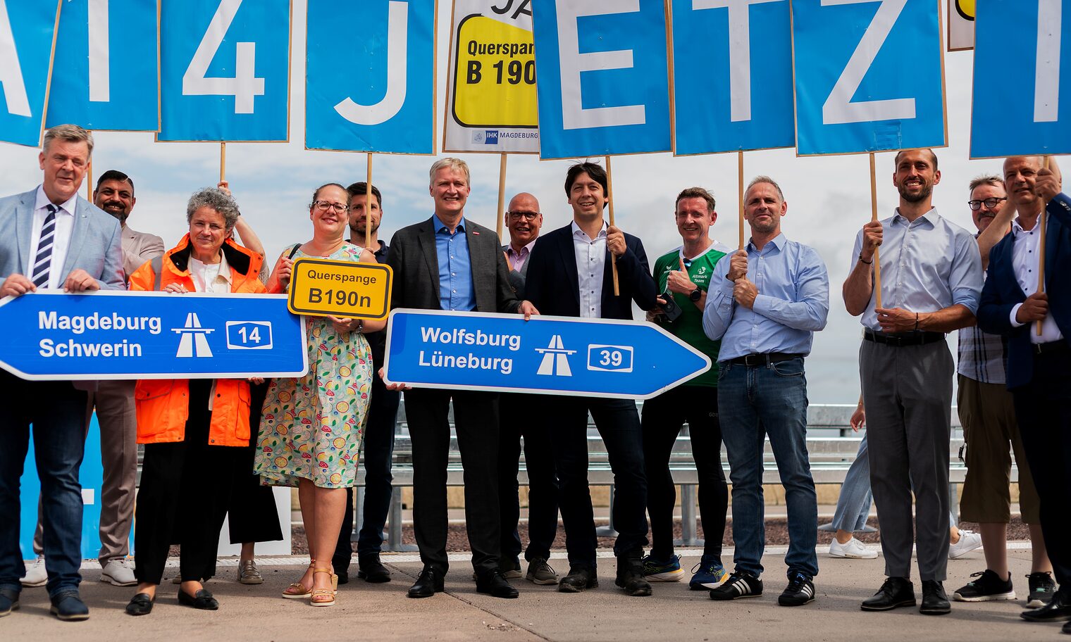 Gruppenfoto der Beteiligten bei der Freigabe der Nordverlängerung der A14.