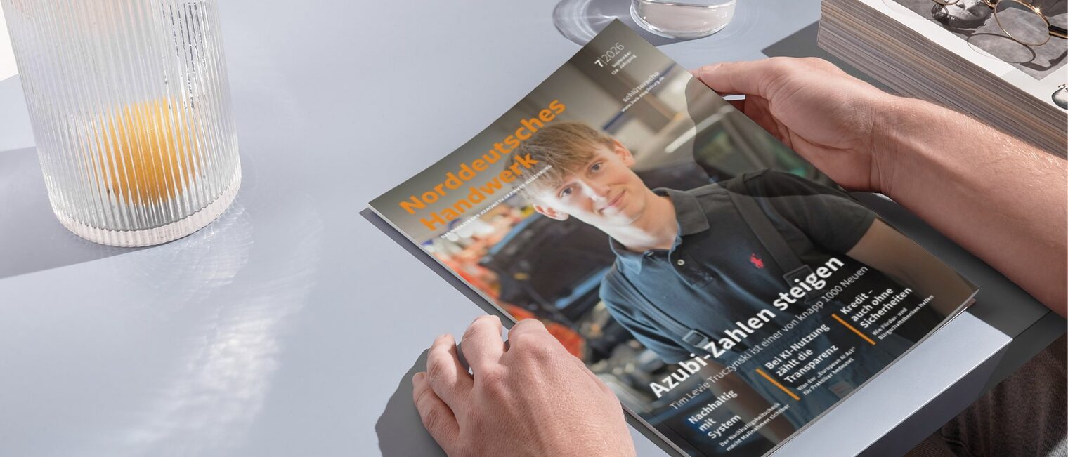 Eine Person hält das Magazin der Handwerkskammer Magdeburg in den Händen. 