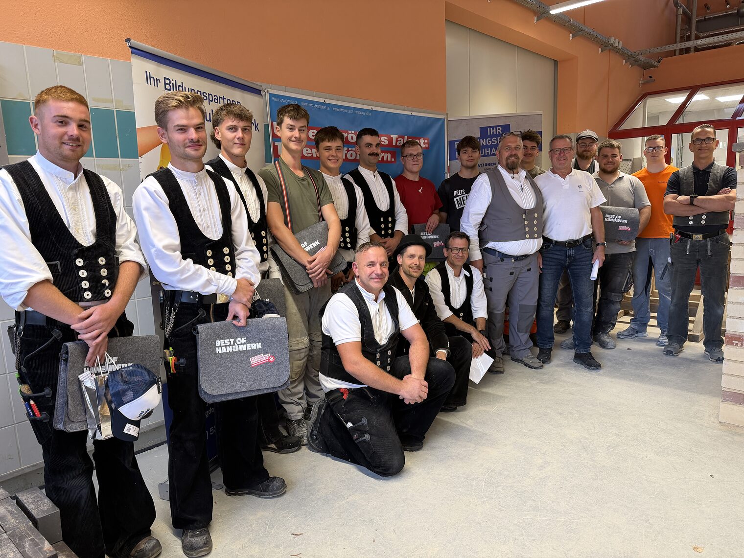 Gruppenfoto der Siegerehrung des DMH-Wettbewerbs der Bauberufe